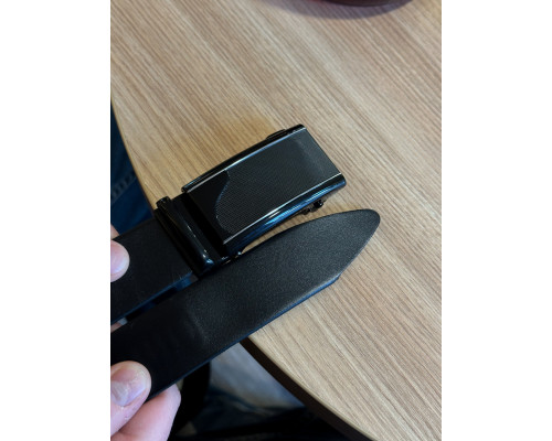 Мужской кожаный ремень с пряжкой автомат 8490