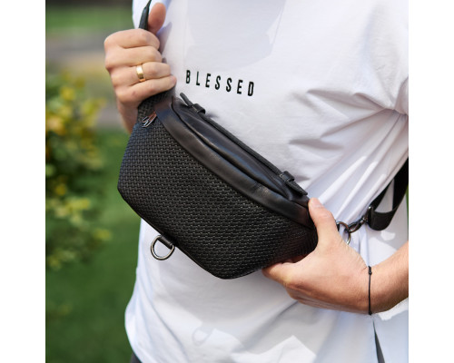 Стильная мужская бананка из натуральной гладкой кожи 22х27х8, нагрудной рюкзак с принтом NM-58744 черный