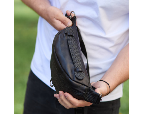 Стильная мужская бананка из натуральной гладкой кожи 22х27х8, нагрудной рюкзак с принтом NM-58744 черный