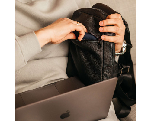 Чоловіча шкіряна чорна сумка через плече слінг Boston