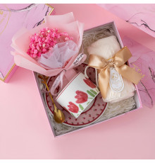 Сувенирный подарочный набор 7F7 чашка с блюдцем+ложка+полотенце+букет из гипсофилы Pink