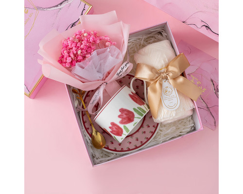 Сувенирный подарочный набор 7F7 чашка с блюдцем+ложка+полотенце+букет из гипсофилы Pink