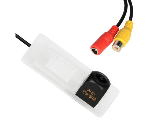 Автомобильная камера заднего вида Volkswagen Jetta 2013-2016 Skoda Rapid 2012-2016 (976)