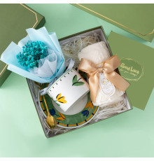 Сувенирный подарочный набор 7X4 чашка с блюдцем+ложка+полотенце+букет из гипсофилы Blue